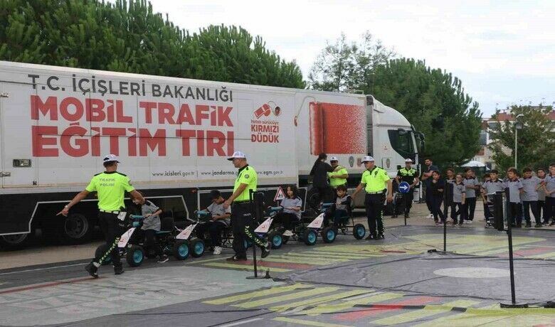 Mobil Trafik Eğitim Tırı ile7 binden fazla öğrenciye trafik eğitimi - Samsun’da, İçişleri Bakanlığı Mobil Trafik Eğitim Tırı’nda 7 bin 787 öğrenciye trafik eğitimi verildi.