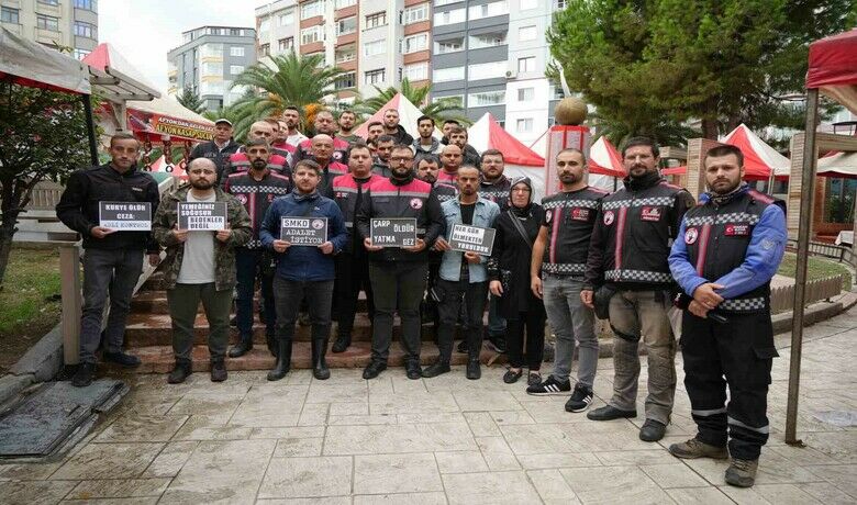 Ehliyetsiz sürücünün çarpması sonucu ölen motokuryearkadaşları için mahkeme günü ’adalet’ istediler - Samsun’da 17 yaşındaki ehliyetsiz sürücünün çarpması sonucu ölen 23 yaşındaki motokurye için Samsun Motosikletli Kuryeler Derneği üyeleri toplanarak mahkeme günü ’adalet’ istedi.