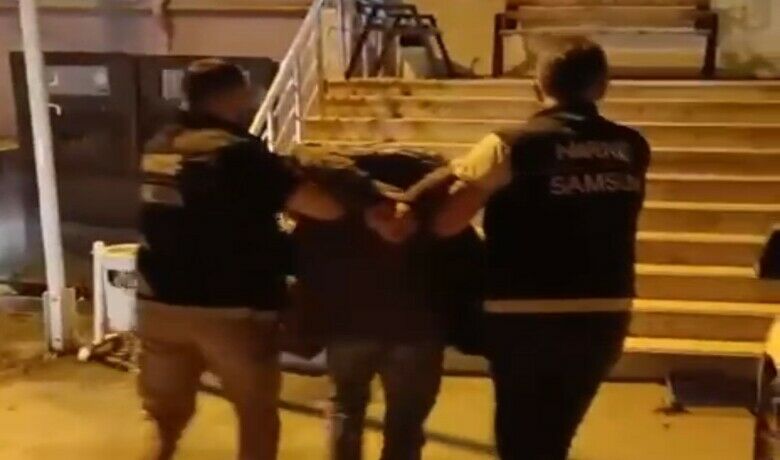 9 yıl 9 ay hapiscezası bulunan şahıs polisten kaçamadı - Samsun’un Bafra ilçesinde narkotik ekiplerince yapılan çalışmada yakalanan 9 yıl 9 ay 10 gün hapis cezası bulunan şahsın üzerinde uyuşturucu ve ruhsatsız silah ele geçirildi.