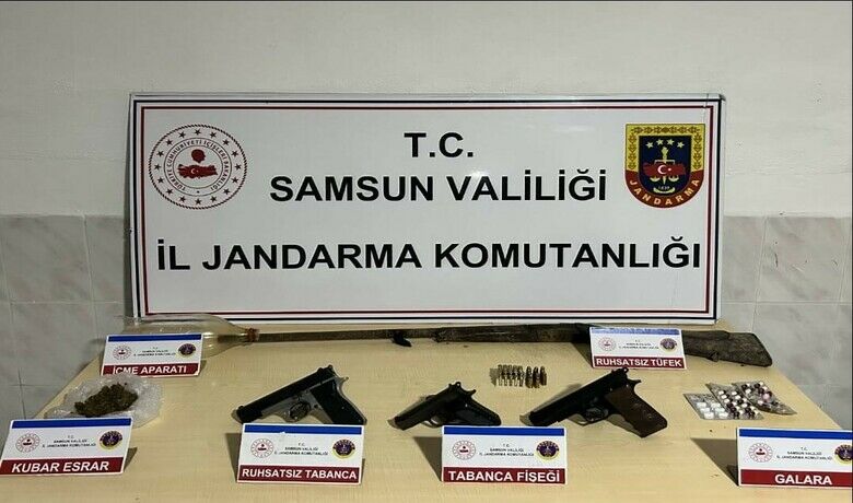Jandarma, uyuşturucu ve silah ele geçirdi - Samsun’un Bafra ilçesinde bir evde yapılan aramada uyuşturucu ve ruhsatsız silah ve tüfek ele geçirildi.