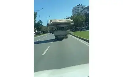 Trafikte tehlike saçan görüntü: Yolun yarısını kaplayarak malzeme taşıdı
