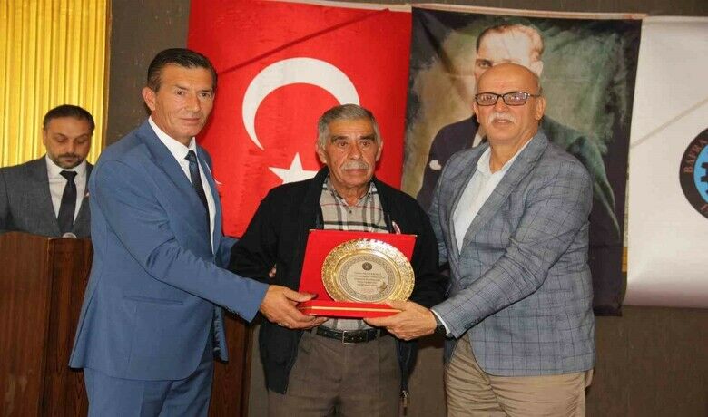 Bafra’da yılın ahisi 64yıllık torna ustası seçildi - Samsun’un Bafra ilçesinde düzenlenen ’Ahilik Haftası’ programında yılın ahisi 64 yıllık torna ustası Bilal Kurumahmut seçildi.