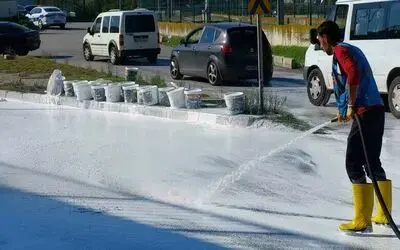 Boya kutuları yola saçıldı, yol beyaza boyandı
