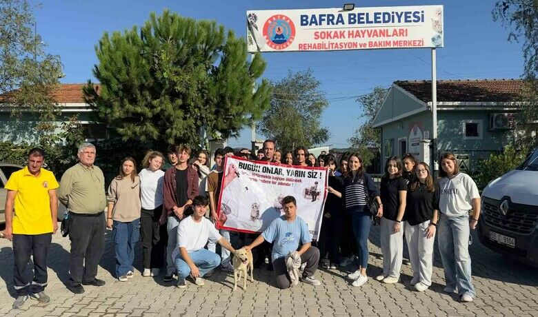 Barınaktan okula sevimli dost - Samsun Yakakent Çok Programlı Anadolu Lisesi İngilizce öğretmeni Naim Okay önderliğinde 32 öğrenci ve müdür yardımcısı, Bafra Hayvan Bakım ve Rehabilitasyon Merkezi’nden okullarına bir köpek sahiplendiler.