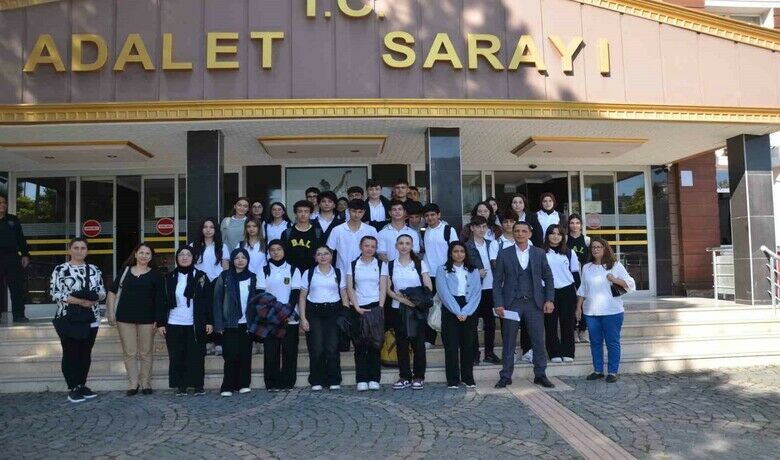 Öğrenciler adliyeyi gezdi - Samsun Bafra Cumhuriyet Başsavcısı Olcay Aksoy koordinasyonunda Bafra Anadolu lisesi öğrencileri adliye sarayında birimleri gezdi.