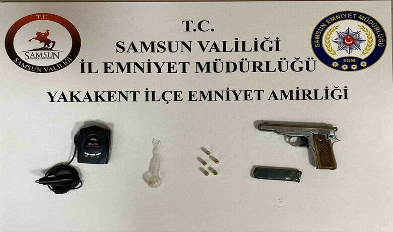 Polisin uygulamasında silah veradar tespit cihazı ele geçti - Samsun’da narko alan uygulaması yapan polis, silah ve radar tespit cihazı ele geçirdi.