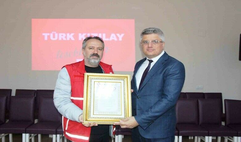 Türk Kızılay’dan Samsun İlMilli Eğitim Müdürlüğü’ne "altın madalya" - Türk Kızılay, okullarda düzenlediği kan bağışı kampanyası ile 7 bin 358 kişiden kan bağışı alınmasını sağlayan Samsun İl Milli Eğitim Müdürlüğü’ne “altın madalya” verdi.