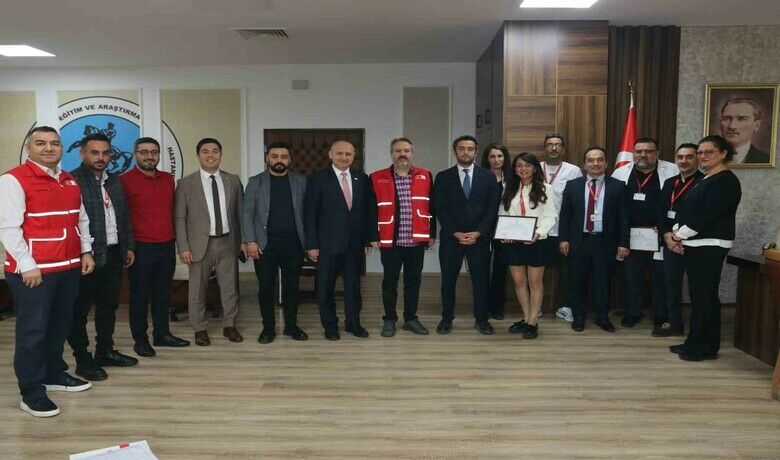Samsun Eğitim AraştırmaHastanesi’ne Kızılay’dan altın madalya - Samsun Eğitim ve Araştırma Hastanesi tarafından 2023 yılında Kızılay’a bin 833 ünite kan bağışlandı. Kızılay tarafından ise hastaneye kurumsal altın madalya verildi.