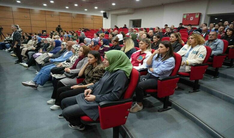 Narkotik polisinden annelere uyarı: "Çocuklarınızbu kelimeleri söylüyorsa kulak kabartın" - Samsun İl Emniyet Müdürlüğü’nde düzenlenen toplantıda annelere ’En İyi Narkotik Polisi Anne’ projesi ile ilgili eğitim verildi. Eğitimde yapılan sunumlarda anneler, narkotik madde kullanımının psikolojik belirtileri ve sokak dili hakkında bilgilendirilerek, "Metin amca, düğme, Lamborghini, gogo, kova, ot, üçlü, beşli, ateş, buz, eks, taş’ gibi isimler kullanan çocuklara dikkat etmeliyiz" uyarısı yapıldı.