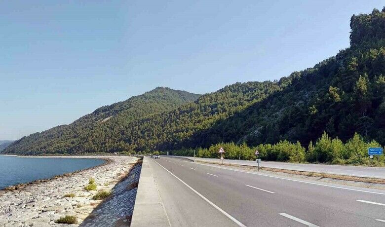 Ortalama hız ihlal tespitsistemi 1 Kasım’da faaliyete geçiyor - Samsun-Sinop karayolunda yapımı devam eden 10 adet ortalama hız ihlal tespit sisteminin kurulumunun tamamlandığı ve 1 Kasım itibarıyla faaliyete geçeceği açıklandı.