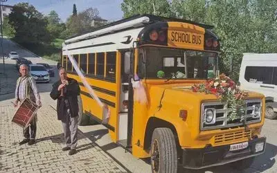 700 bin TL harcadığı hayalindeki ’School Bus’ı gelin arabası yaptı
