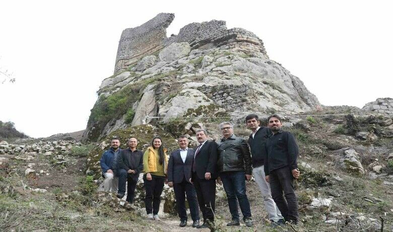 Vali Tavlı: “2 bin 300yıllık Asarkale, insanlık tarihine ışık tutuyor” - Asarkale’de yapılan kazı çalışmalarını inceleyen Samsun Valisi Orhan Tavlı, yaklaşık 2 bin 300 yıllık bir yapı olan Asarkale ve 6 bin yıllık Nerik Antik Kenti’nin, tıpkı Türkiye’nin en büyük hazinelerinden biri olan Göbeklitepe başta olmak üzere diğer tüm antik kentler gibi taşıdığı izlerle sadece coğrafyanın geçmişine değil, insanlık tarihine de ışık tuttuğunu söyledi.