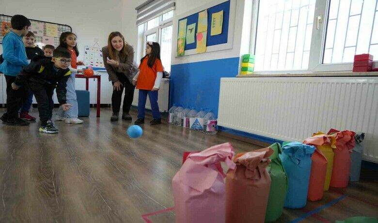 Samsun’da matematiği sevdiren okul: Öğrenciler matematiköğrenmek için bu okula koşarak gidiyor - Samsun’un ilk ve tek matematik temalı okulu olan Matematik Okulu’nda öğrenciler matematiği severek öğreniyor. Okulda yapılan eğlenceli etkinliklerle öğrencilere matematik sevgisi aşılanıyor.