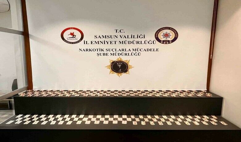 Evinden 3 bin 80 adetuyuşturucu çıkan şahıs gözaltına alındı - Samsun’da narkotik polisinin bir evde yaptığı aramada 3 bin 80 adet uyuşturucu ele geçirilirken, 1 kişi gözaltına alındı.