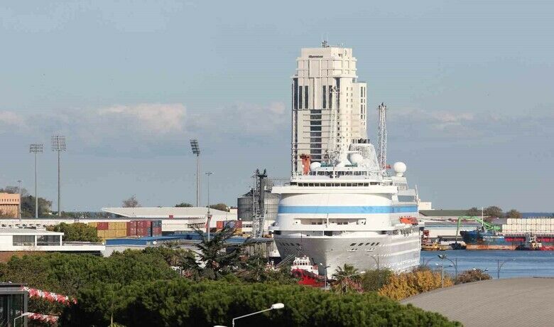 Bin 53 Rus turist 1 hafta sonra Samsun’da
 - Astoria Grande kruvaziyeri, bin 53’ü Rus turist toplam bin 473 kişilik kafilesiyle Samsun Limanı’na demirledi.