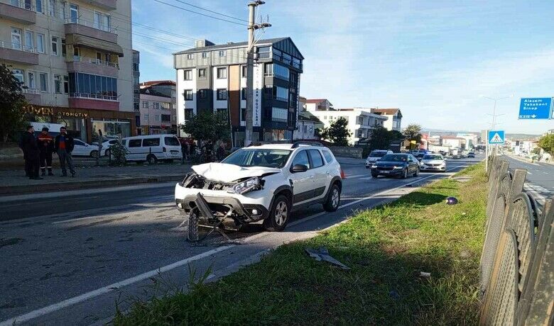 Bafra’da yaya geçidinden geçmeye çalışanmotosiklete otomobil çarptı: 2 ağır yaralı - Samsun’un Bafra ilçesinde yaya geçidinden yolun karşısına geçmeye çalışan motosiklete otomobil çarptı. Kazada 2 kişi ağır yaralandı.