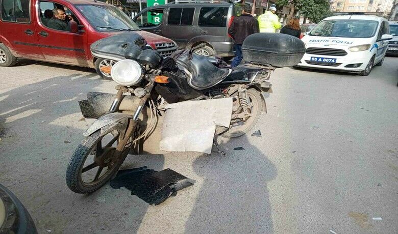 Hafif ticari araç ilemotosiklet çarpıştı: 1 yaralı - Samsun’un Bafra ilçesinde meydana gelen trafik kazasında hafif ticari araçla çarpışan motosikletin sürücüsü yaralandı.