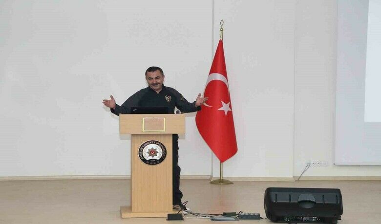 Emniyet Müdürü Arıbaş’tan özel güvenlikşirketlerine ‘KAAN’la etkin iş birliği mesajı - Samsun İl Emniyet Müdürü Ahmet Arıbaş, KAAN uygulamasının, kamu düzeni ve güvenliğin sağlanmasında özel güvenlik personeli ile güçlü bir iş birliği ortamını oluşturduğuna dikkat çekerek, “Bu uygulamayı aktif şekilde kullanarak Samsun’un huzur ve güvenliğine daha etkin bir katkı sağlayabiliriz” dedi.