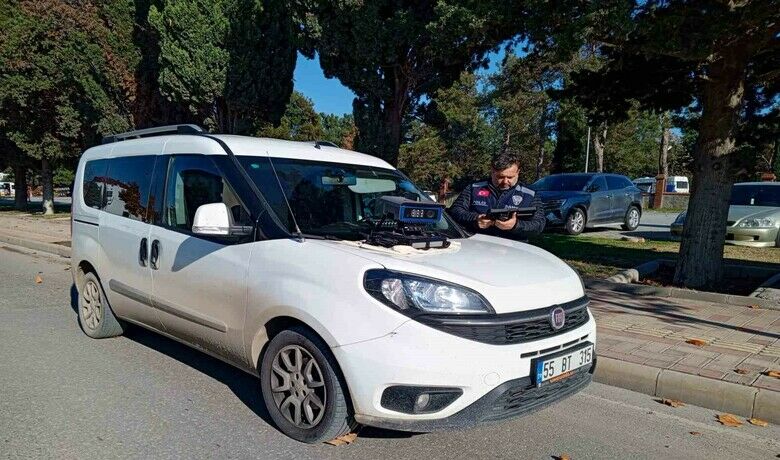Polisin mobil plaka tanıma sisteminden kaçış yok - Samsun’un Bafra ilçesinde son teknoloji kamera ve sensörlerle donatılmış mobil plaka tanıma sistemli (MPTS) aracı ile aranan, hacizli, çalıntı ve ikiz plakalı gibi araçlar tespit edilerek yakalanıyor.