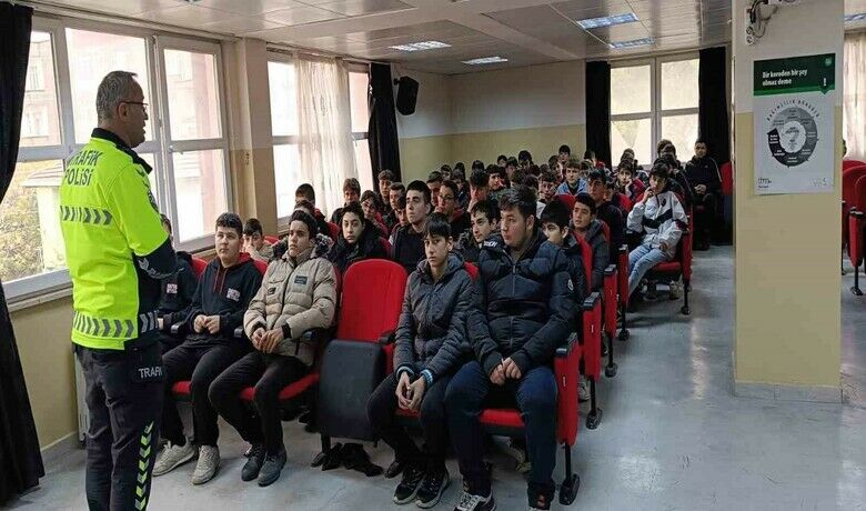 Bafra’da öğrencilere trafik güvenliği eğitimi - Samsun Bafra İlçe Emniyet Müdürlüğü Trafik Denetleme Büro Amirliği ekiplerince öğrencilere trafik güvenliği konusunda bilgilendirme yapıldı.