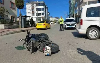 Motosiklet hafif ticari araca arkadan çarptı: 1 yaralı
