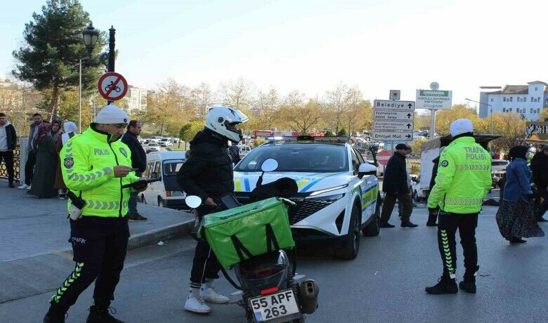 Motosiklet sürücüleri denetime takıldı
 - Samsun’un Çarşamba ilçesinde trafik ekipleri, motosiklet sürücülerine yönelik uygulama gerçekleştirdi.