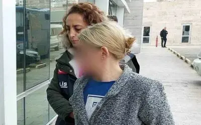 Kadın kar maskesi takıp komşu kadının bileziklerini gasp etti