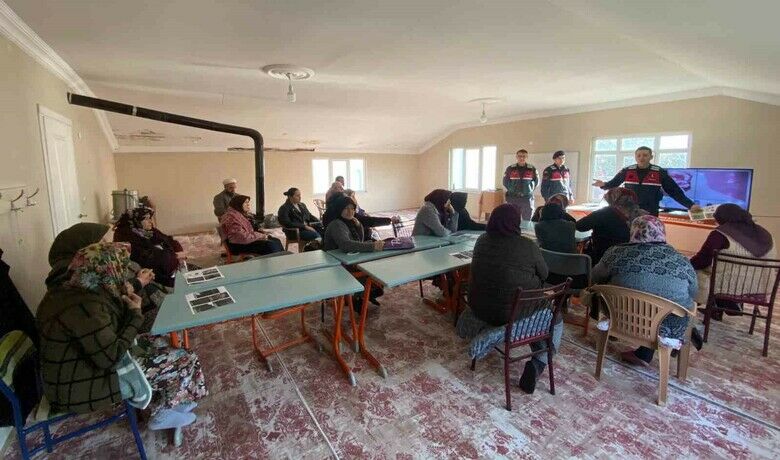 Jandarmadan ‘En İyiNarkotik Polisi Anne’ semineri - Samsun’un Alaçam ilçesinde jandarma tarafından, İçişleri Bakanlığı tarafından hayata geçirilen ’En İyi Narkotik Polisi Anne Projesi’ kapsamında kadınlara seminer verildi.