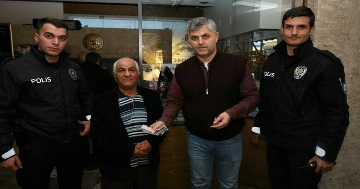 Yolda bulduğu bin 700 doları sahibine teslim etti