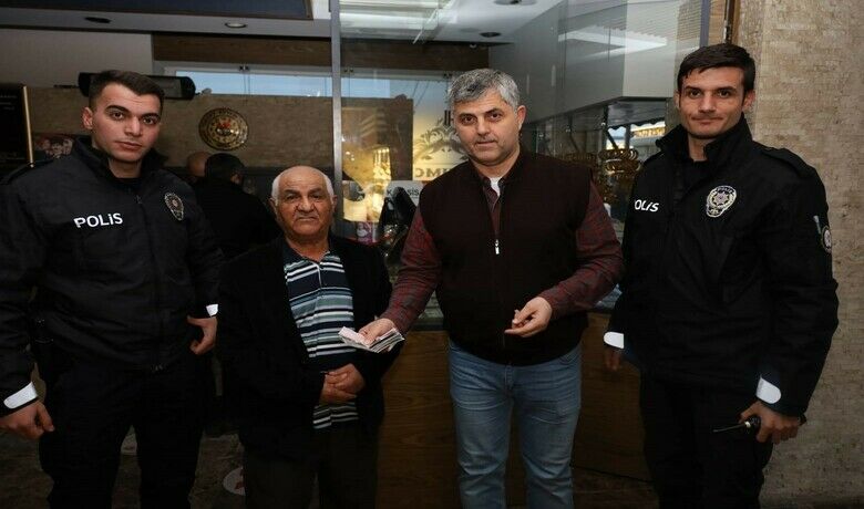 Yolda bulduğu bin 700 doları sahibine teslim etti - Samsun’un Bafra ilçesinde bir vatandaş yolda bulduğu bin 700 doları sahibine teslim etti.
