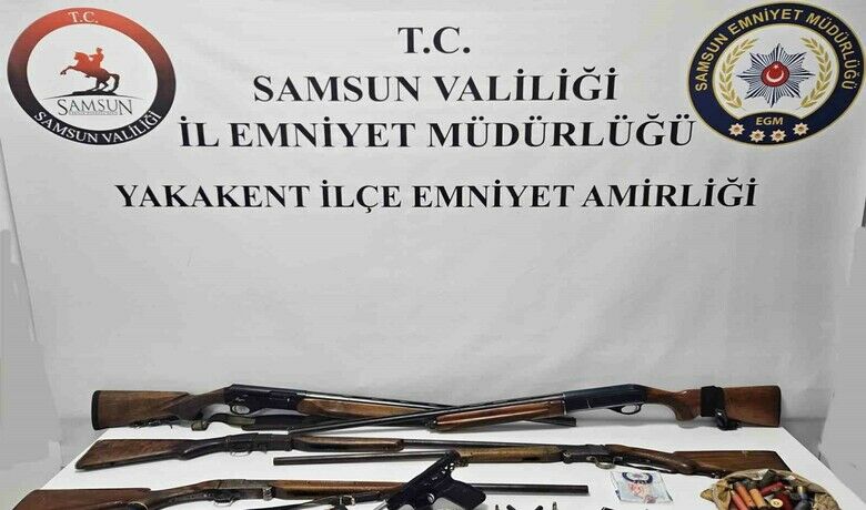 Yakakent'te 2 kişi ruhsatsızsilah ve mermiyle yakalandı - Samsun’da polis tarafından gözaltına alınan 2 kişi ile birlikte ruhsatsız silah ve mermi ele geçirildi.