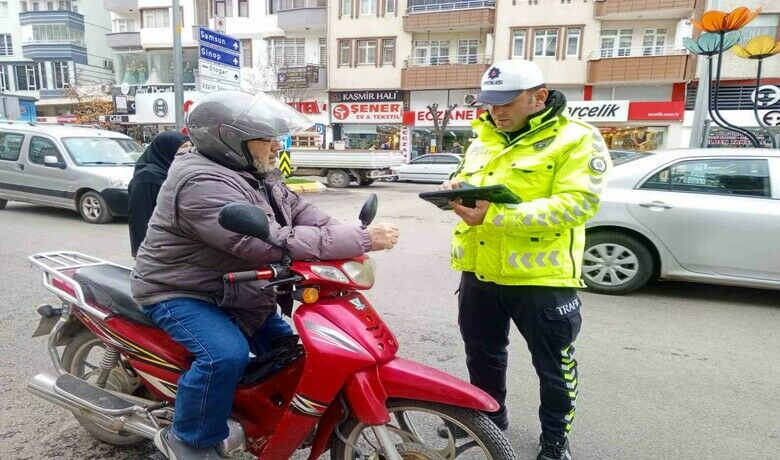 Bafra’da motosiklet denetimleri - Samsun’un Bafra ilçesinde trafik ekipleri, motosiklet kazalarını önlemek amacıyla denetimlerini sürdürüyor.