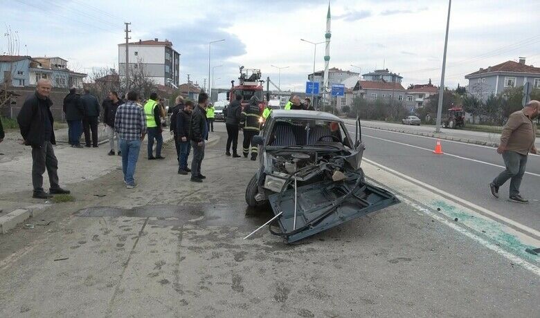Aydınlatma direğine çarpan FiatTofaş hurdaya döndü: 2 yaralı - Samsun’un Alaçam ilçesinde aydınlatma direğine çarpan Fiat Tofaş otomobil hurdaya döndü. Kazada 2 kişi yaralandı.