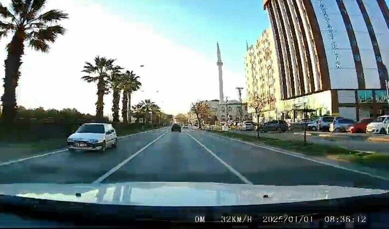 Trafikte şok görüntü - Samsun’da trafikte ters yönde seyir eden otomobil görenleri şoke ederken, diğer sürücülerin dikkati sayesinde  muhtemel bir facia önlendi.