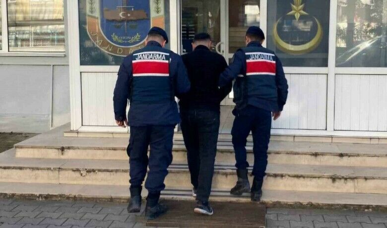 Düğünden ateşlenen mermi, 1 buçukkilometre uzaklıktaki adamın ölümüne neden olmuş - Samsun’da 17 Ağustos 2024’ tarihinde bir kişinin yorgun mermi isabet etmesi sonucu ölümüyle 2 şahıs jandarma ekiplerinin yaptığı 5 aylık çalışma sonucu yakalandı. Şahıslardan 1’i çıkarıldıkları adli makamlarca tutuklandı.
