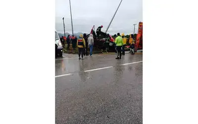 Aydınlatma direğine çarpan araç hurdaya döndü: 2 yaralı
