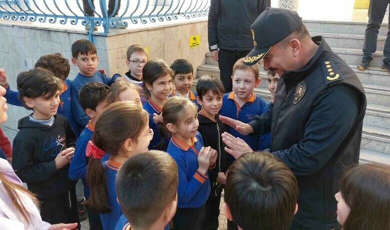 Samsun’da polisten okulçevrelerinde güvenlik denetimi - Samsun Emniyet Müdürlüğü, öğrencilerin huzurlu ve güvenli bir ortamda eğitim görebilmelerini sağlamak için okul çevrelerinde denetimlerini arttırdı. Bugün yapılan denetime Samsun Emniyet Müdürü Ahmet Arıbaş da katıldı.