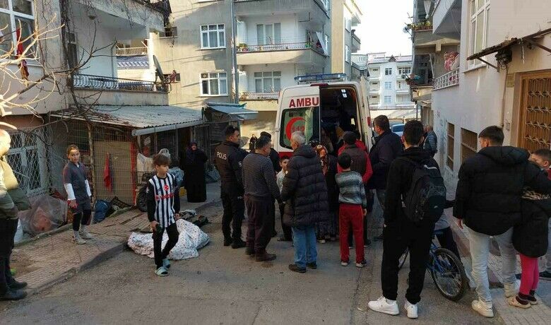 Samsun’da çekyat yangınındabir kişi dumandan etkilendi - Samsun’da bir evde çekyattan çıkan yangında bir kişi dumandan etkilendi. Yangın ev halkının müdahalesiyle söndürüldü.