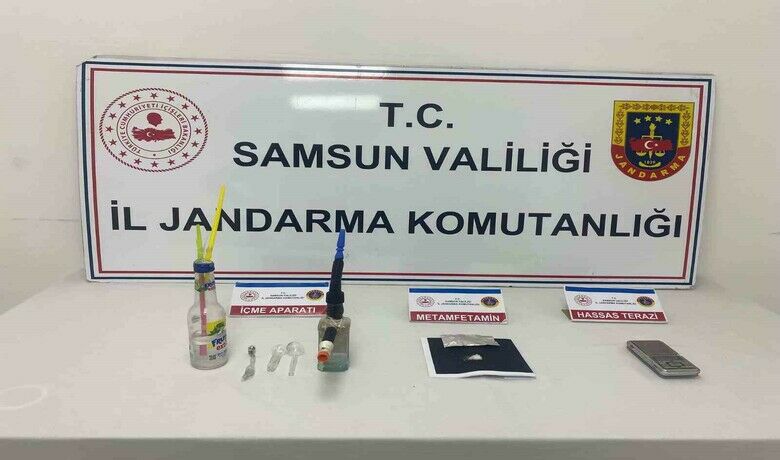 12 yıl hapis cezası ilearanan şahıs uyuşturucu maddeyle yakalandı - Samsun’da hakkında 12 yıl kesinleşmiş hapis cezası ile aranan bir kişi, jandarmanın takibi sonucu evinde uyuşturucu madde ile yakalandı.