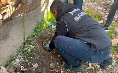 Polis, evin bahçesinde toprağa gömülü uyuşturucu ele geçirdi
