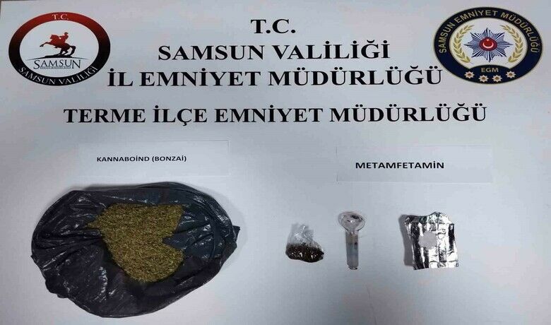 Şüpheli araçtan uyuşturucu çıktı,3 kişi gözaltına alındı - Samsun’un Terme ilçesinde bir araçta yapılan aramada uyuşturucu madde ele geçirilirken, 3 kişi gözaltına alındı.