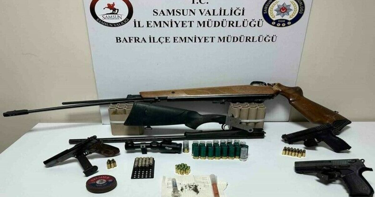 Balkondan silahla ateş açan şahsın evinde çok sayıda silah ele geçirildi
