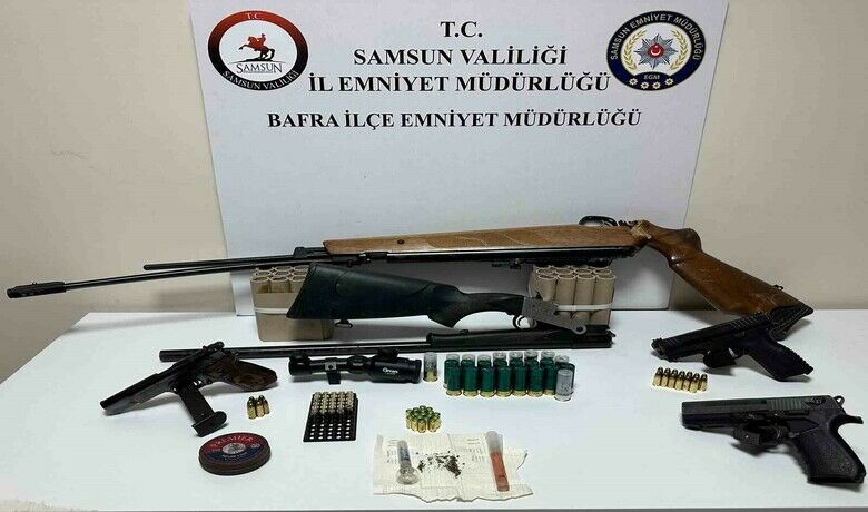 Balkondan silahla ateş açan şahsınevinde çok sayıda silah ele geçirildi - Samsun’un Bafra ilçesinde balkondan silahla havaya ateş açan şahsın evinde çok sayıda silah ele geçirildi.