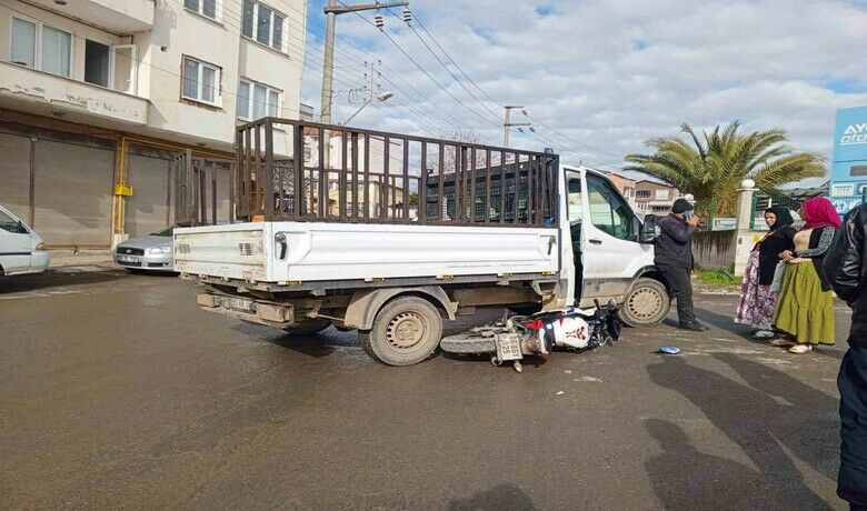 Kamyonete çarpan motosiklet sürücüsü yaralandı - Samsun’un Bafra ilçesinde meydana gelen trafik kazasında motosiklet sürücüsü yaralandı. Kaza anı kameralara yansıdı.