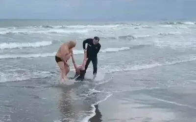 Samsun’da denize atlayan kadını polis kurtardı
