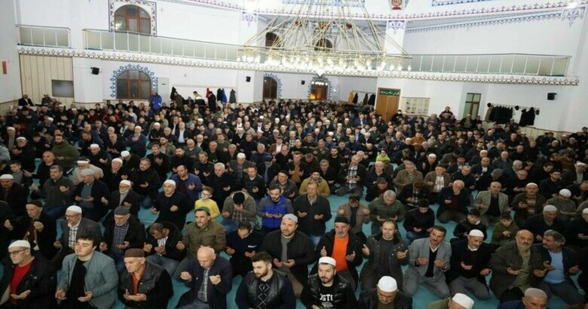 Miraç Kandili’nde vatandaşlar camilere akın etti
