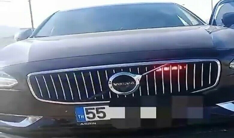 Çakar lamba kullanan aracın sürücüsüneve sahibine 276 bin lira cezası - Samsun’da aracında yetkisiz çakar lamba kullanan sürücü ve ruhsat sahibine toplam 276 bin 344 lira para cezası yazıldı. Araç 30 gün trafikten men edildi, sürücünün de ehliyetine 30 gün süreyle el konuldu.