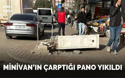 Minivan’ın Çarptığı Pano Yıkıldı