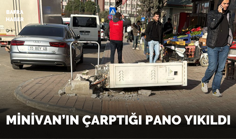 Minivan’ın Çarptığı Pano Yıkıldı