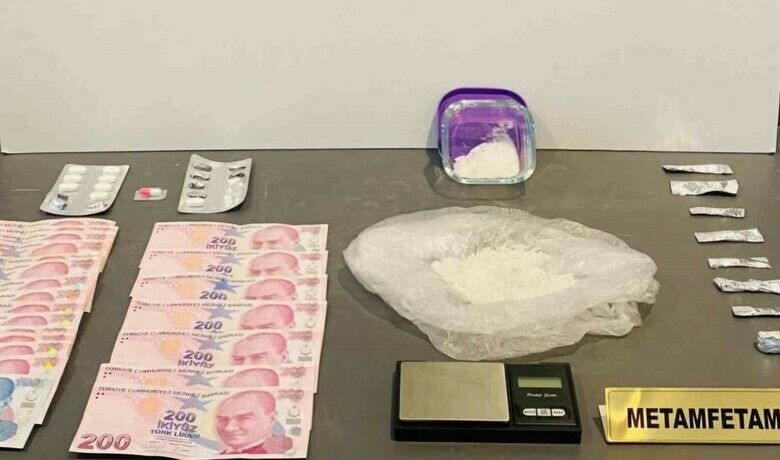 Samsun’da 2 ayrı uyuşturucu operasyonu: 6 gözaltı
 - Samsun’da polis tarafından düzenlenen 2 ayrı uyuşturucu operasyonda toplam 4 kişi gözaltına alındı.
